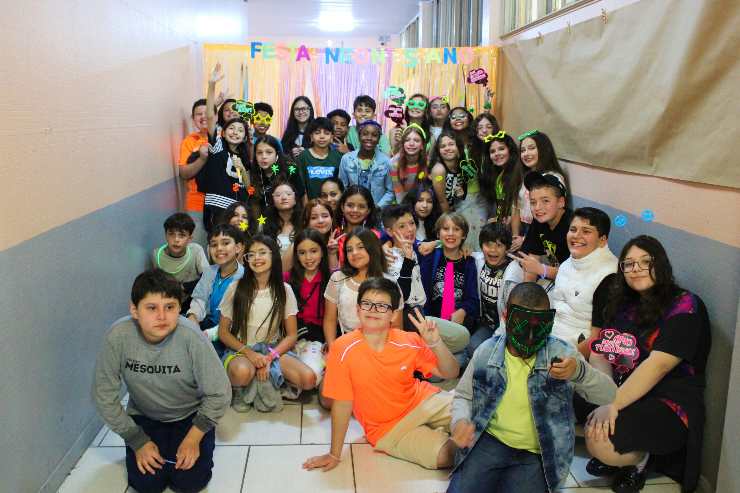 Festa Neon do 5º ano marca transição entre ciclos da etapa escolar